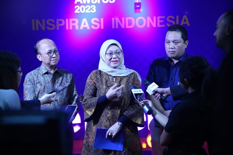 Menteri Ketenagakerjaan (Menaker) Ida Fauziyah saat menerima Penghargaan Merdeka Awards kategori program Inovatif untuk Negeri, di Jakarta, Rabu (3/8/2023).
