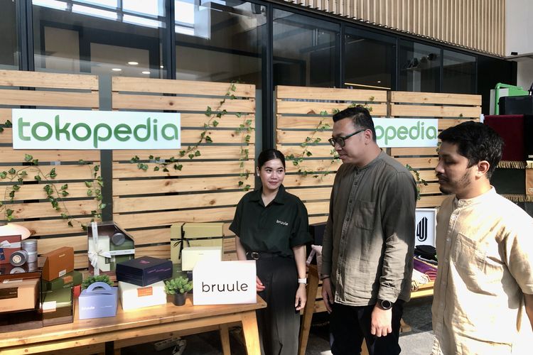 Kiri ke kanan founder Bruule Sarila Danubrata, Head of Corporate Affairs Tokopedia, Ekhel Chandra Wijaya dan founder Universa Sajadah, Renato Akbar di pers konferens Tokopedia di Jakarta, Selasa (9/5/2023). 