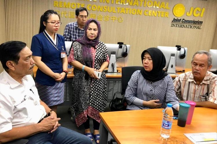 PHOTO:Menteri Koordinator Bidang Maritim Luhut Binsar Pandjaitan menyempatkan diri  melawat almarhum Kepala Pusat Data, Informasi, dan Hubungan Masyarakat Badan Nasional Penanggulangan Bencana (BNPB) Sutopo Purwo Nugroho pada Minggu (7/7/2019) di St Stamford Modern Cancer Hospital