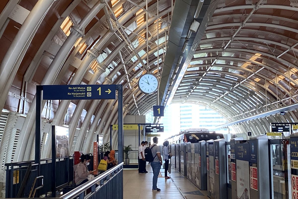 Pengguna LRT di Stasiun Dukuh Atas 