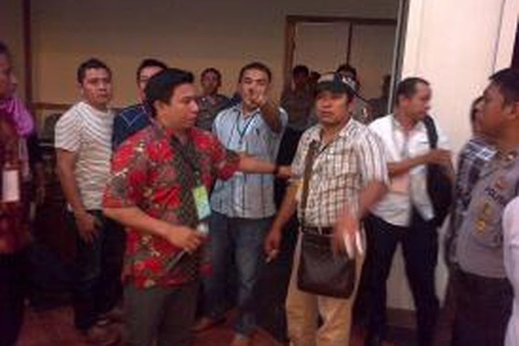 Puluhan anggota PPK Kota Kendari memilih keluar dari ruangan rapat pleno rekapitulasi KPU Kendari, setelah saksi dari PDIP ngotot memprotes perolehan suara calegnya.