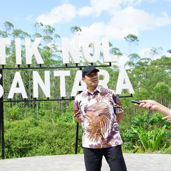 Kepala LKPP Hendrar Prihadi meninjau pembangunan Ibu Kota Nusantara (IKN) di Kalimantan Timur, Senin (10/4/2023).