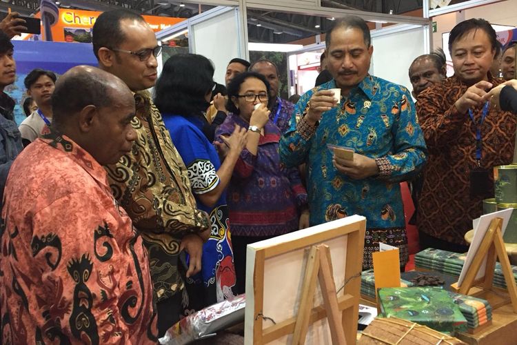 Menteri pariwisata Arief Yahya dan Pemimpin redaksi Harian Kompas Ninuk Mardiana Prambudy di acara Kompas Travel Fair 2019.