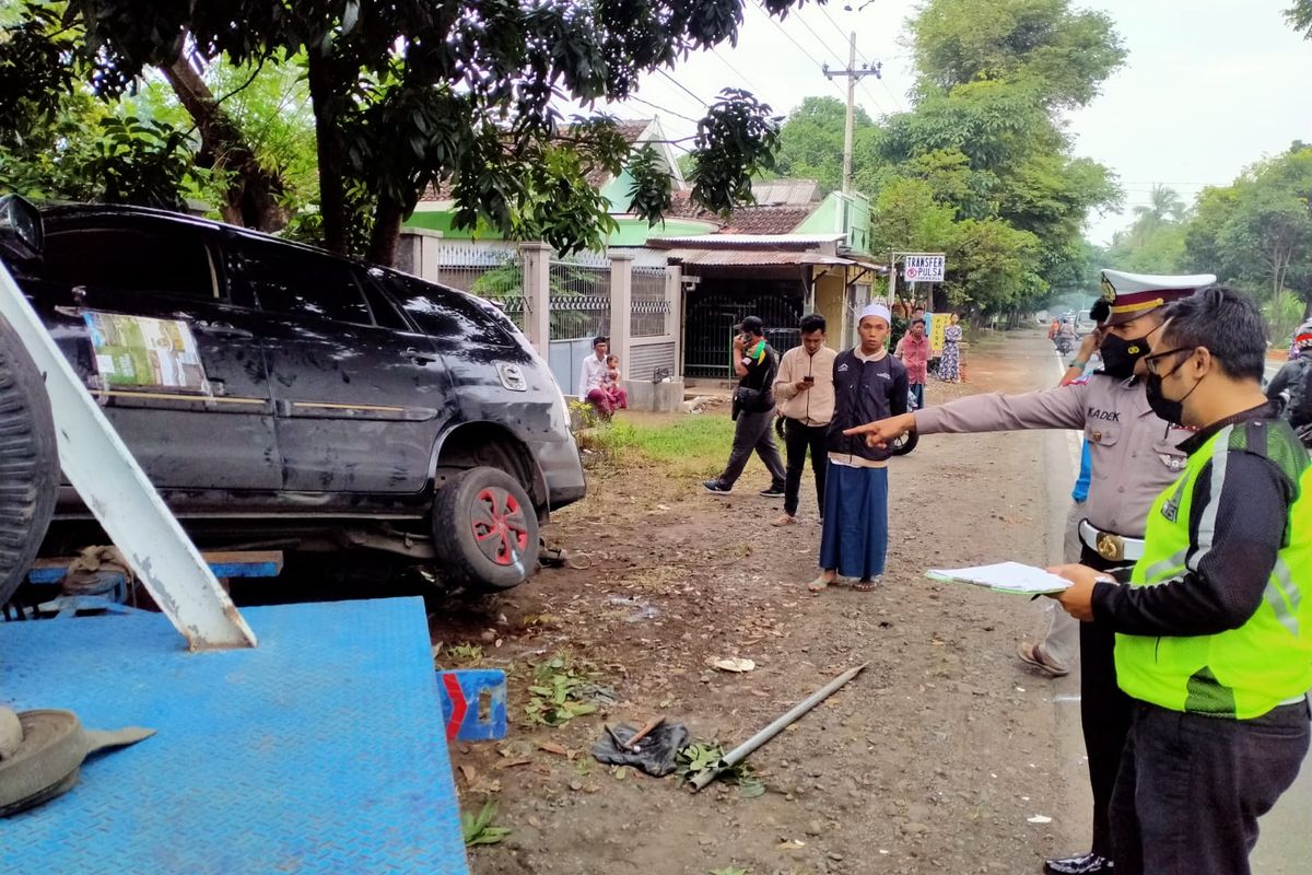 Lokasi kecelakaan tunggal yang dialami tiga personil band D'Masiv di Desa/Kecamatan Besuki, Kabupaten Situbondo, Jawa Timur, Minggu (27/3/2022).