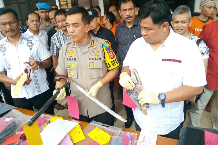 Kapolrestabes Bandung Kombes Irman Sugema (tengah) memperlihatkan barang bukti sajam.