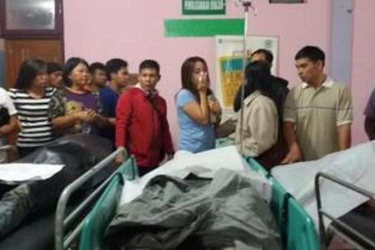 Keluarga korban tragedi kebakaran di tempat karaoke Inul Vizta Manado mulai berdatangan di ruang jenazah RSUP Kandou Malalayang Manado, Minggu (25/10/2015) pagi. Hingga pukul 06.00 Wita sudah 12 jenazah ditemukan dan baru 9 jenazah teridentifikasi.