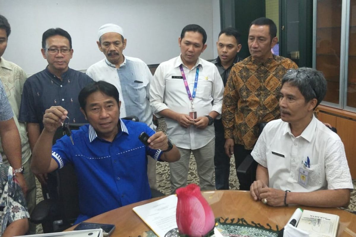 Wakil Ketua non-aktif DPRD DKI Jakarta Abraham Lulung Lunggana mengembalikan semua fasilitas yang dia dapat sebagai anggota DPRD DKI, Jumat (21/9/2018).