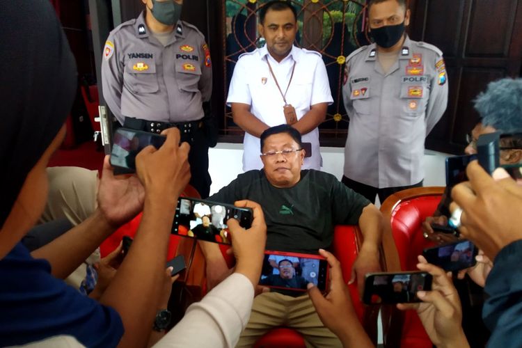 Wali Kota Blitar Santoso memberikan keterangan kepada wartawan di teras rumah dinasnya terkait peristiwa perampokan yang menimpa dirinya, Selasa (13/12/2022)