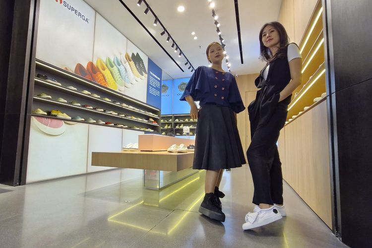 Dua koleksi SUPERGA X VIKTOR&ROLF seperti ditampilkan di outlet Superga Plaza Senayan, Jakarta Pusat, Senin (6/5/2024).