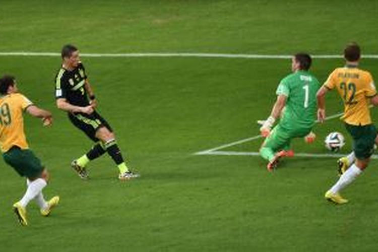 Striker Spanyol, Fernando Torres (2 dari kiri), mencetak gol ke gawang Australia pada laga penyisihan Grup B Piala Dunia 2014 di Baixada Arena di Curitiba, Senin (23/6/2014).