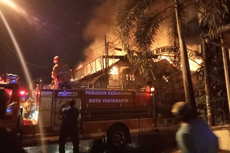 petugas pemadam kebakaran saat emmadamkan api yang membakar ruko di Danurejan, Kota Yogyakarta, Minggu (18/7/2022)
