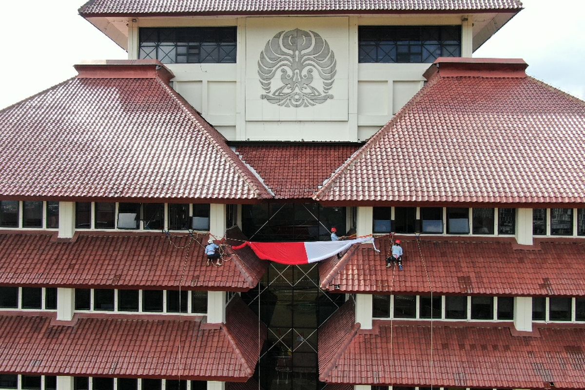 Kain merah putih raksasa membentang di Gedung Rektorat Universitas Indonesia, Depok, Jawa Barat. Pemasangan kain merah putih tersebut dilakukan oleh delapan anggota Unit Kegiatan Mahasiswa (UKM) Mapala UI.