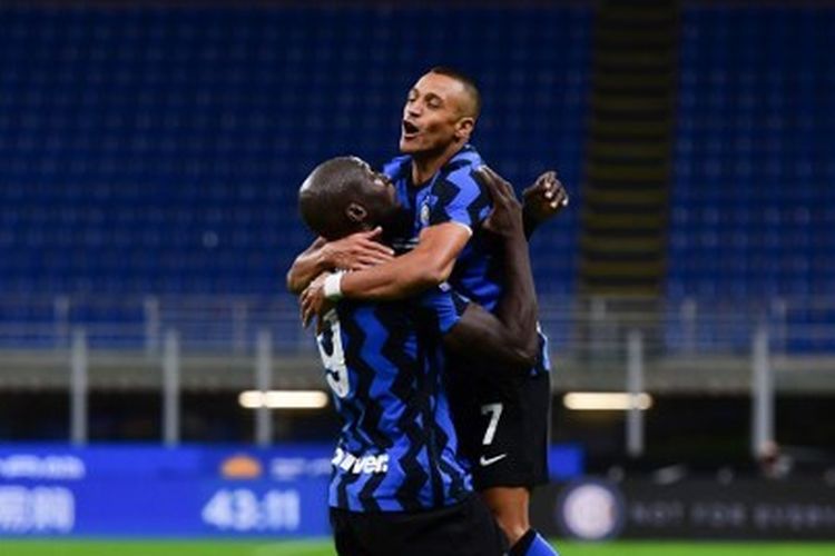 Romelu Lukaku dan Alexis Sanchez dalam laga Inter vs Fiorentina pada giornata kedua Serie A - kasta tertinggi Liga Italia - musim 2020-2021.