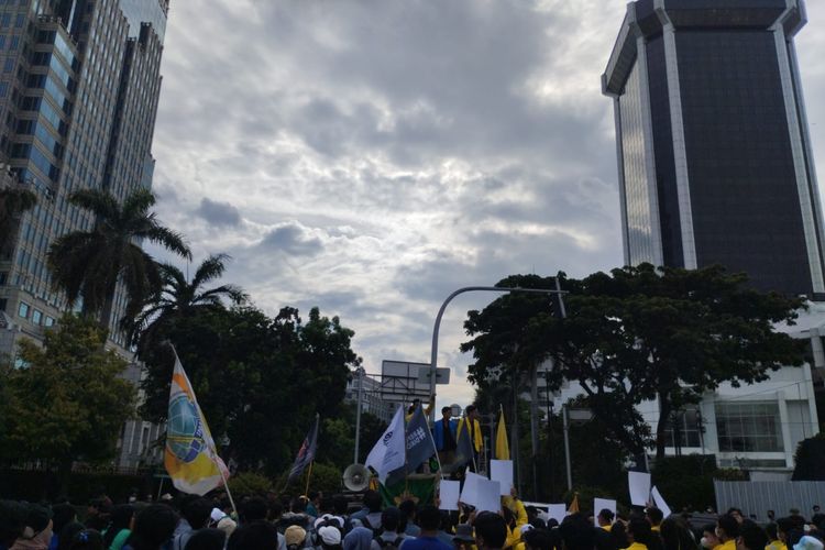 Sejumlah mahasiswa dari berbagai universitas menggelar aksi demonstrasi di sekitar Air Mancur Thamrin, Jumat (30/9/2022). 