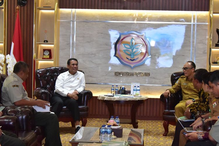 Menteri Pertanian (Mentan) Andi Amran Sulaiman memberikan bantuan benih untuk 5.000 hektar sawah dan 5.000 hektar jagung gratis kepada Pemerintah Sulawesi Barat (Sulbar).