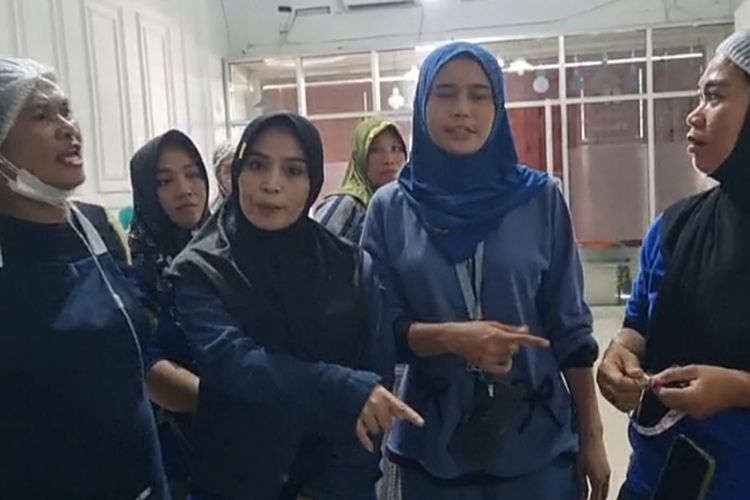 Relawan Makanan Bergizi Gratis (MBG) di Kabupaten Takalar, Sulawesi Selatan memprotes upah meraka yang diduga disunat oleh kepala Satuan Pelayanan Pemenuhan Gizi (SPPG) Sombalabella. Jumat, (24/10/2025).