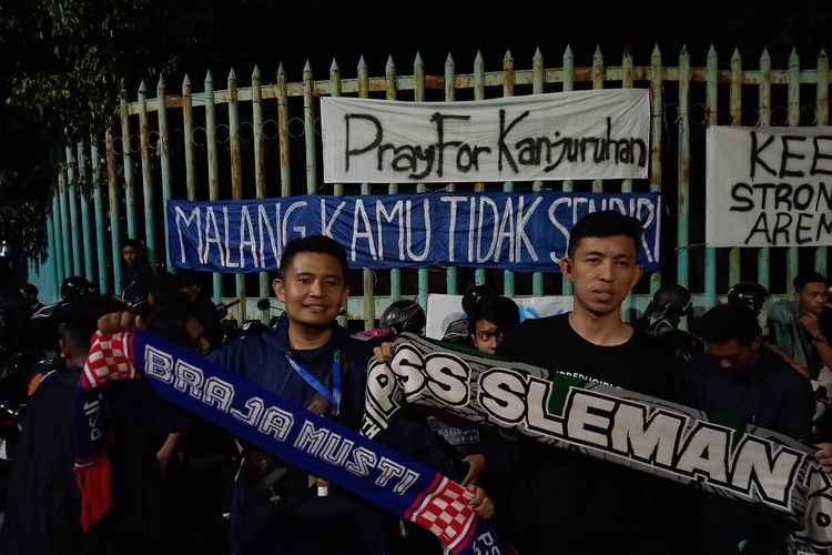 Suporter dari berbagai kelompok berkumpul di Mandala Krida doakan korban tragedi Kanjuruhan, Malang, Selasa (4/10/2022)