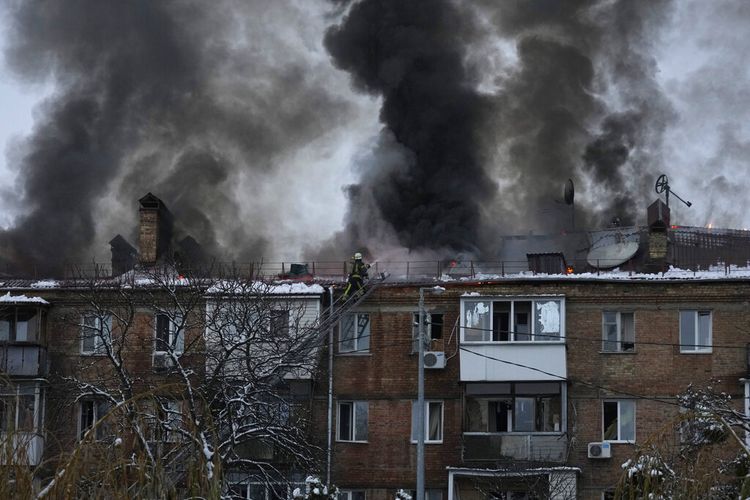 Petugas pemadam kebakaran Layanan Darurat Negara Ukraina bekerja untuk memadamkan api di lokasi penembakan Rusia di kota Vyshgorod di luar ibu kota Kyiv, Ukraina, Rabu, 23 November 2022.