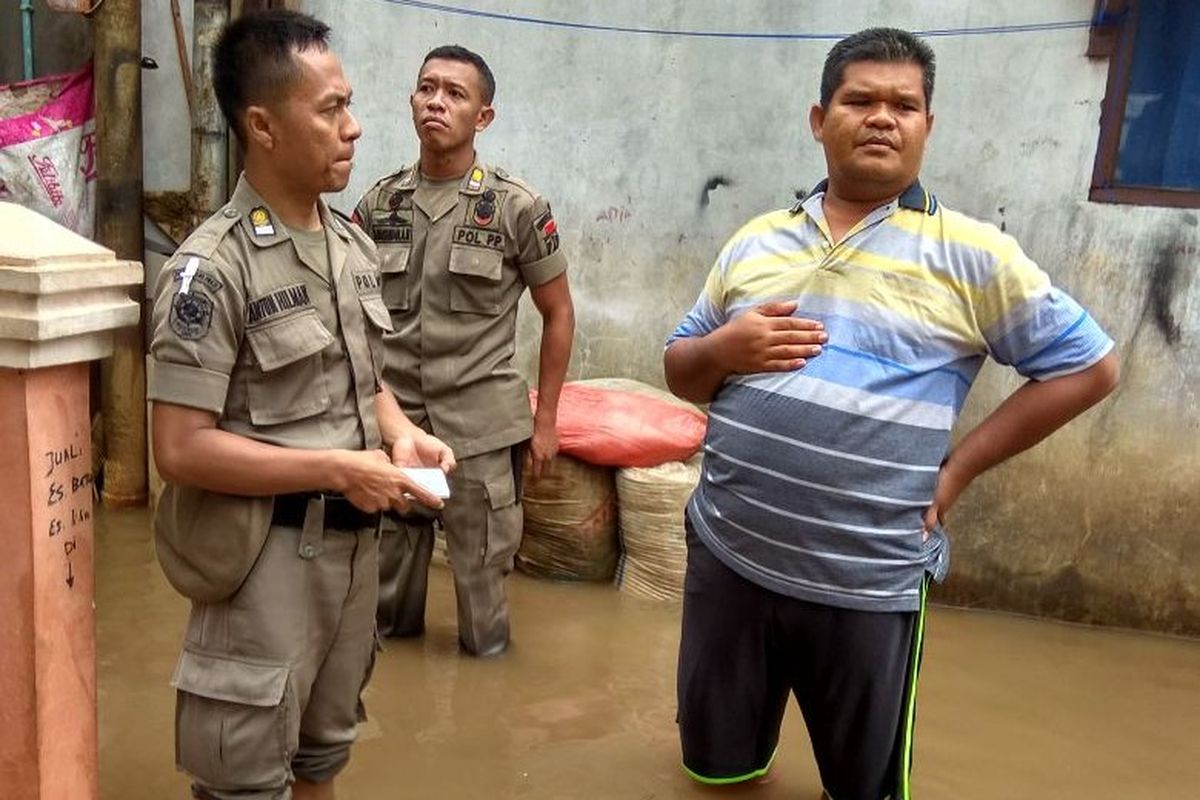 Banjir di RT 012 RW 003 Pondok Labu, Jakarta Selatan, Senin (5/2/2018).