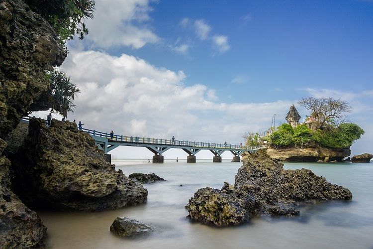 Ilustrasi pantai - Pantai Balekambang di Malang Selatan. Salah satu pantai di Malang yang bisa dikunjungi untuk berlibur.