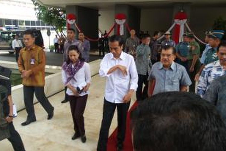 Presiden dan wakil presiden terpilih, Joko Widodo dan Jusuf Kalla, tiba di Gedung MPR/DPR/DPD, Minggu (19/10/2014) sesaat sebelum pukul 10.00 WIB. Terlihat dalam gambar, mereka didampingi antara lain oleh Ketua Tim Transisi Jokowi-JK, Rini M Soemarno.