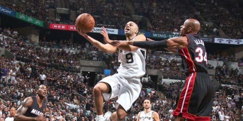 Pemain San Antonio Spurs, Tony Parker, berusaha memasukkan bola di depan pemain Miami Heat, Ray Allen, pada laga kelima final NBA di AT&T Center, Minggu (15/6/2014).