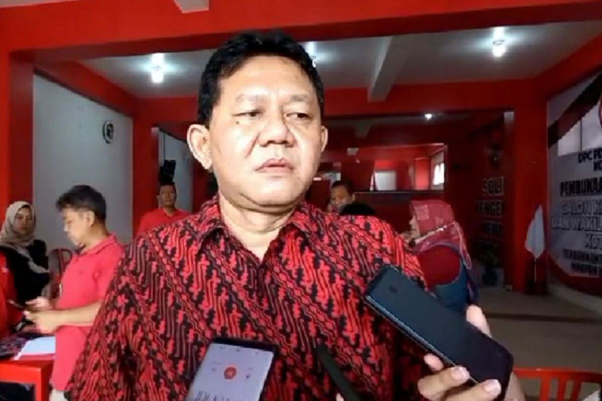 Bambang Rianto alias Bambang Kawit menjawab pertanyaan awak media usai mendaftar Pilkada 2024 ke DPC PDI-P Kota Blitar awal Mei lalu