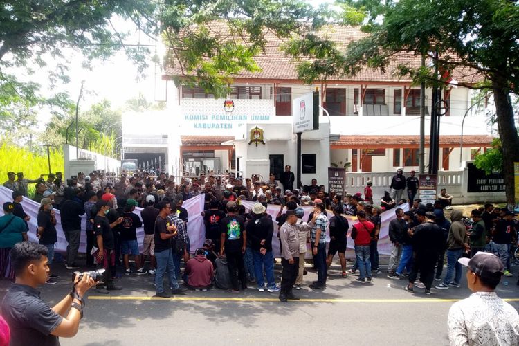 Ratusan orang menggelar aksi unjuk rasa di depan Kantor KPU Kabupaten Blitar di Kecamatan Garum, Kabupaten Blitar, Kamis (24/10/2024).