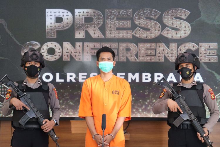 Polisi menangkap seorang penumpang travel berinisial S (31) yang diduga menyelundupkan sabu di Pelabuhan Gilimanuk, Kabupaten Jembrana, Bali.