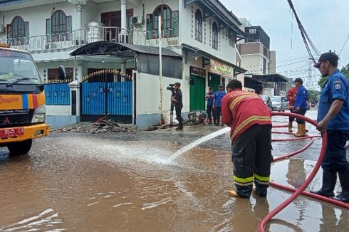 Banjir di Ciledug Indah Surut, Petugas Bersihkan Jalan dari Lumpur dan Batu