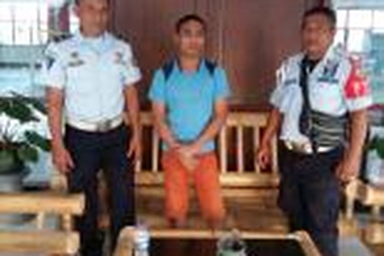 Tersangka dalan kasus pembunuhan Engeline, Agustay Handa May, diapit dua petugas LP Kerobokan, Bali.