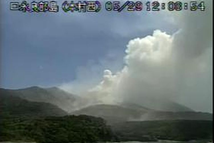 Dalam foto yang diambil dari video milik Badan Meteorologi Jepang ini terlihat asap membubung hasil letusan Gunung Shindake, Pulau Kuchinoerabu, Jumat (29/5/2015).