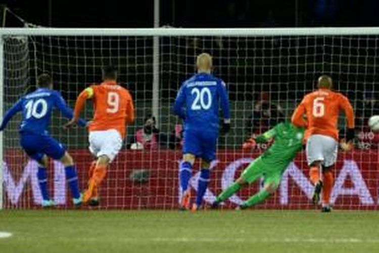 Gelandang Islandia, Gylfi Sigurdsson (kiri), melepaskan tendangan penalti yang bersarang di gawang Belanda pada laga Kualifikasi Piala Eropa 2016 Grup A di Stadion Laugardalsvollur, Reykjavik, Senin (13/10/2014).