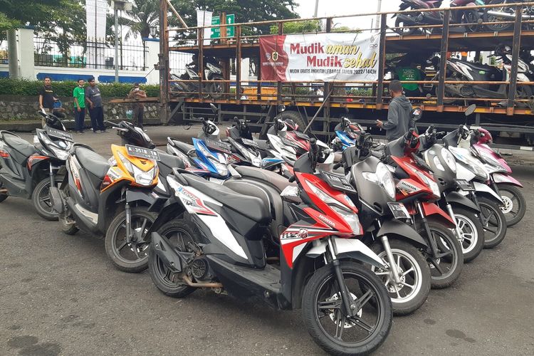 Sepeda motor milik peserta mudik gratis Kemenhub tiba di Terminal Tipe A Tirtonadi Solo, Jawa Tengah, Kamis (28/4/2022).
