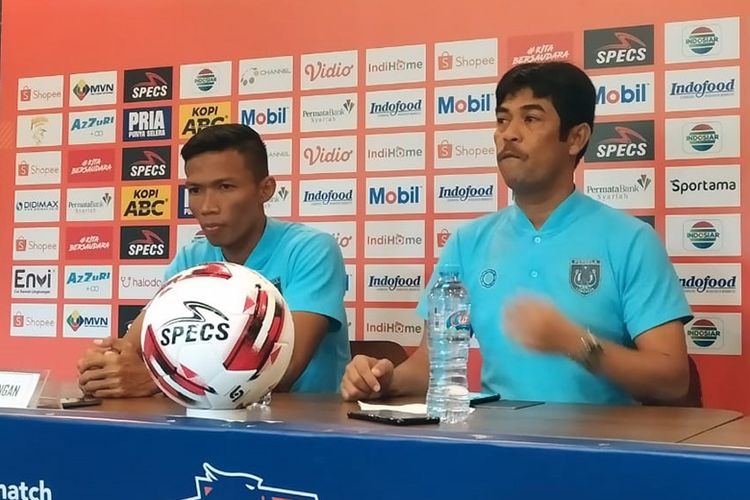 Pelatih Persela, Nil Maizar (kanan), bersama pemainnya Eky Taufik (kanan), dalam konferensi pers jelang laga melawan Persib Bandung, di Graha Persib, Sabtu (29/2/2020).