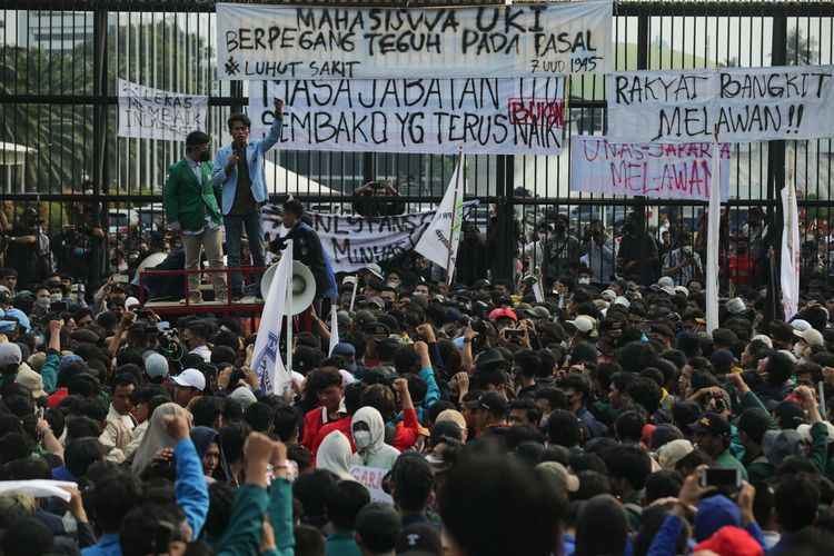 Unjuk rasa mahasiswa yang tergabung dalam BEM SI di depan Kompleks Parlemen, Senayan, Jakarta, Senin (11/4/2022). Unjuk rasa menolak penundaan pemilu 2024 atau masa jabatan presiden 3 periode berakhir ricuh.