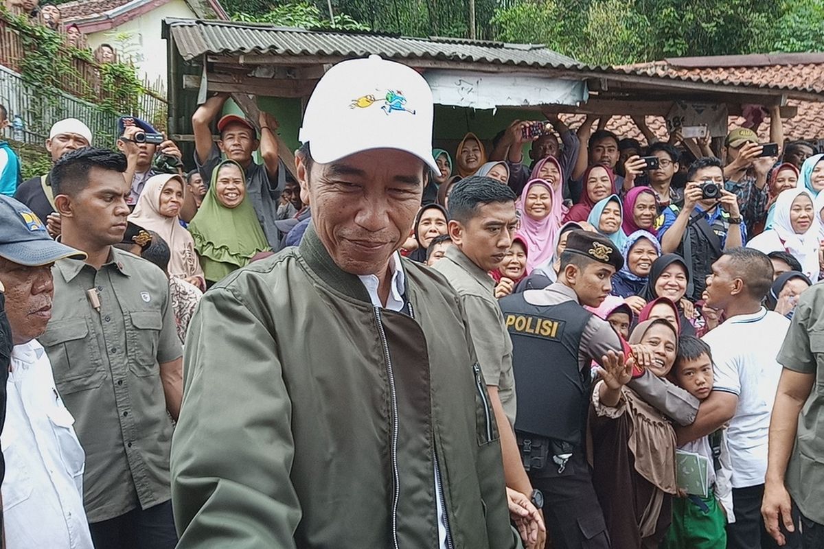 Presiden Joko Widodo (Jokowi) meninjau lokasi bencana banjir dan longsor di Kampung Banar, Desa Harkatjaya, Kecamatan Sukajaya, Senin (3/2/2020).