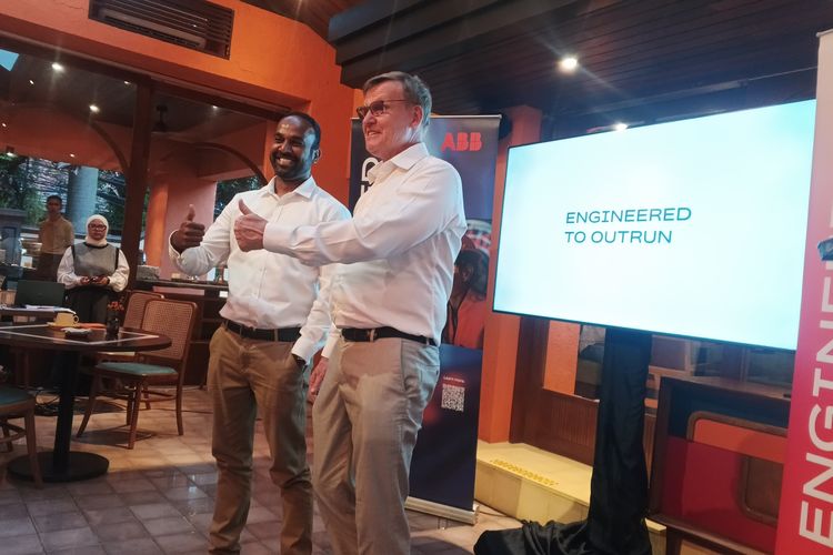 President of Energy Industries Asia, Anders Maltesen (kanan) dan Vice President of Energy Industries Southeast Asia, Abhinav Harikumar (kiri), dalam acara buka bersama bersama media di Jakarta, Rabu (25/2/2026).  &lrm;