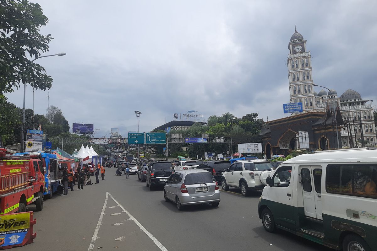 Situasi arus lalu lintas di jalur wisata Puncak, Bogor, Jawa Barat, saat libur Natal, Rabu (25/12/2024)