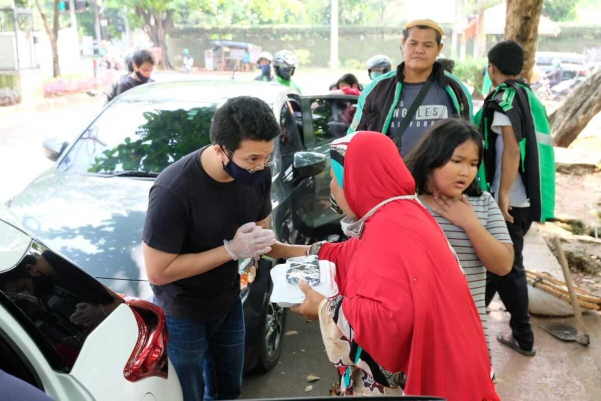 para pekerja disabilitas dari Kafe Sunyi House of Coffe and Hope bagikan makanan kepada warga di kawasan Jakarta Selatan, Rabu (22/4/2020)