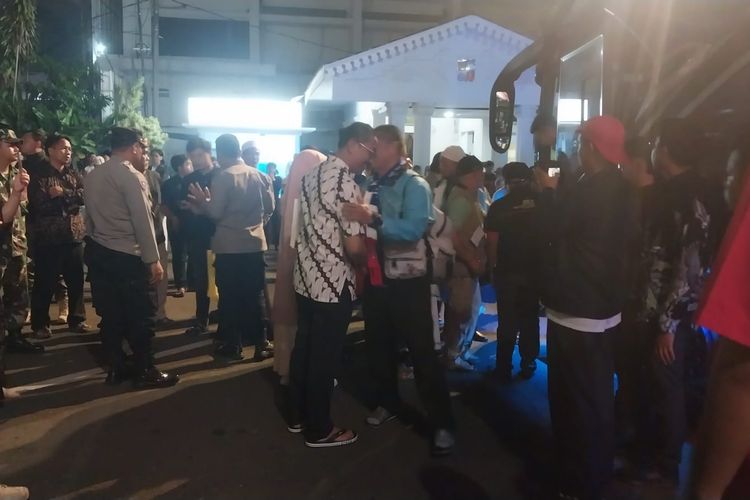 Tangis Haru Jemaah Haji Saat Pulang: Pengalaman Cium Hajar Aswad hingga Nyasar di Mina