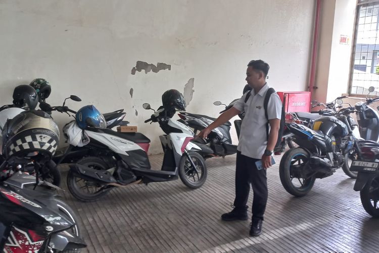 Seorang staf menunjukkan lokasi parkir motor milik Balok yang digondol maling di kantor Bupati Probolinggo, Jawa Timur. 