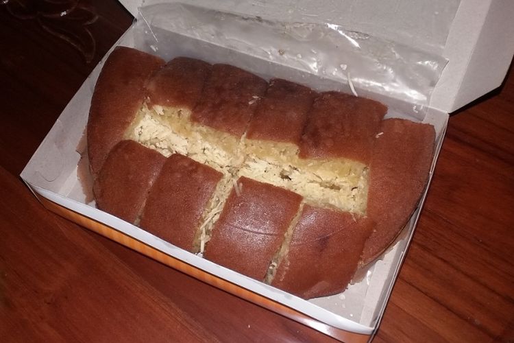 Martabak manis dengan rasa keju yang dijual pedagang martabak Amri di Jalan DI Panjaitan, Jakarta Timur.