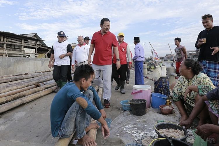 Wali Kota Semarang Hendrar Prihadi sedang berkunjung ke perkampungan nelayan di Kota Semarang