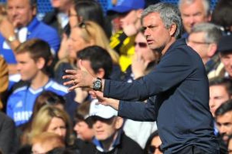 Manajer Chelsea, Jose Mourinho, memberikan instruksi saat timnya menang 6-0 atas Arsenal dalam ajang Premier League, Sabtu (22/3/2014).