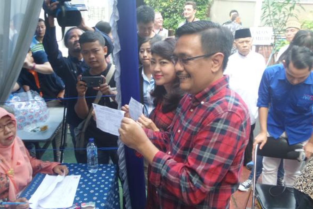 Calon wakil gubernur DKI Jakarta Djarot Saiful Hidayat bersama istrinya, Happy Farida mencoblos di TPS 08, Jakarta Selatan, Rabu (15/2/2017)