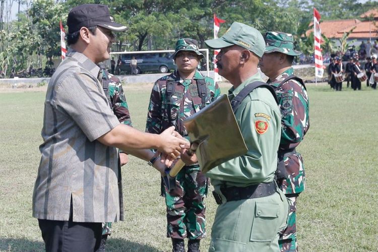 Wali Kota Semarang Hendrar Prihadi saat menghadiri TMMD Sengkuyung Kota Semarang Tahap I, di Lapangan Tapak, Mangunharjo Kecamatan Tugu, Semarang, Selasa (26/02/2019)