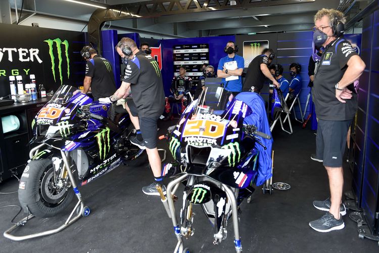 Pebalap Monster Energy Yamaha MotoGP Prancis Fabio Quartararo bersiap untuk balapan pada sesi latihan bebas hari ke-2 di Sirkuit Internasional Mandalika di Kuta Mandalika, Lombok Tengah, Sabtu (19/3/2022).