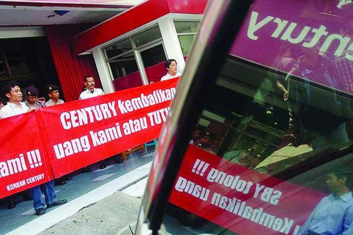 Sejumlah nasabah Bank Century menggelar aksi di depan Bank Century di Jalan Laksda Adisucipto, Yogyakarta, April lalu. Kasus reksa dana fiktif di Bank Century dan gagal bayar di perusahaan asuransi Bakrie Life hanya sebagian dari kasus sejenis di sektor keuangan.
