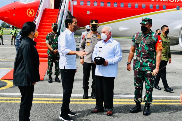 Presiden Joko Widodo didampingi Ketua DPR RI Puan Maharani saat tiba di Bandara Internasional Sultan Aji Muhammad Sulaiman Sepinggan, Kota Balikpapan, Kaltim, sekitar pukul 10.35 Wita, Rabu (22/6/2022). 